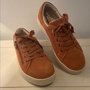 Revitalign Spenco Orthodic Suede Casual Tie Zipper Sneaker Brown Spice 8.5M NIB